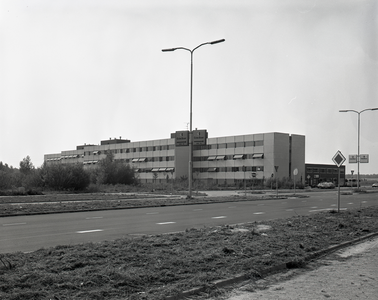 813714 Gezicht op het nieuwe kantoorgebouw Atoomweg 100 (VVAA: Nederlandse Vereniging Van Artsen-Automobilisten) op het ...